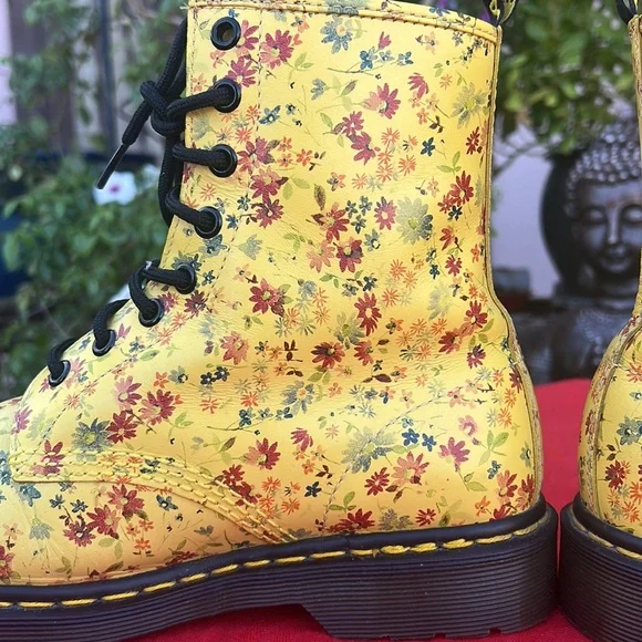 🌼 Dr. Martens Sunshine Yellow Daisy Floral 1460 Boots 🌼 - Picture 8 of 17